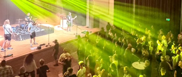 Die Coverband „Alex im Westerland“ sorge im Gemünder Kursaal für gute Stimmung. Die Coverband „Alex im Westerland“ sorge im Gemünder Kursaal für gute Stimmung.