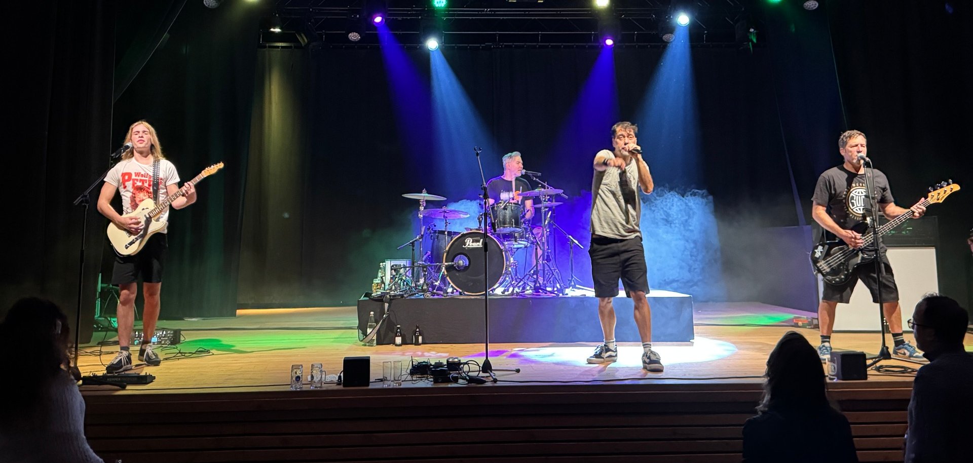 Mit der Coverband „Alex im Westerland“ und Songs der „Toten Hosen“ und „Die Ärzte“ feierte die Bürgerstiftung Schleiden am 4. Oktober im ausverkauften Kursaal ihr 10-jähriges Bestehen. Mit der Coverband „Alex im Westerland“ und Songs der „Toten Hosen“ und „Die Ärzte“ feierte die Bürgerstiftung Schleiden am 4. Oktober im ausverkauften Kursaal ihr 10-jähriges Bestehen.