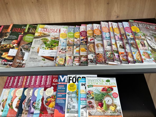 Weiterhin im Angebot: zahlreiche Zeitschriften laden zum Schmökern ein – bei gutem Wetter auch auf der Dachterrasse mit Blick auf die Stadt. Weiterhin im Angebot: zahlreiche Zeitschriften laden zum Schmökern ein – bei gutem Wetter auch auf der Dachterrasse mit Blick auf die Stadt.