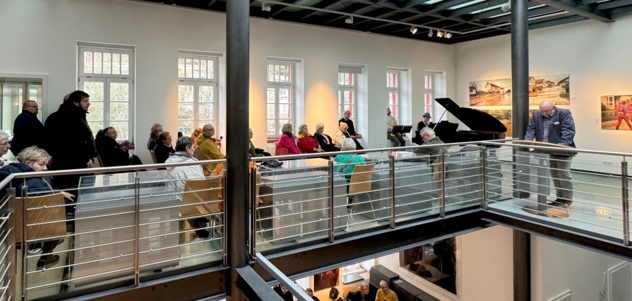Zahlreiche Besucherinnen und Besucher kamen 2024 zur Eröffnung der Ausstellung ins KunstForumEifel, Gemünd.
