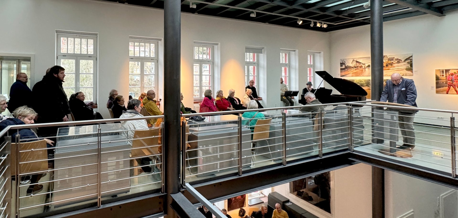 Zahlreiche Besucherinnen und Besucher kamen 2024 zur Eröffnung der Ausstellung ins KunstForumEifel, Gemünd. Zahlreiche Besucherinnen und Besucher kamen 2024 zur Eröffnung der Ausstellung ins KunstForumEifel, Gemünd.