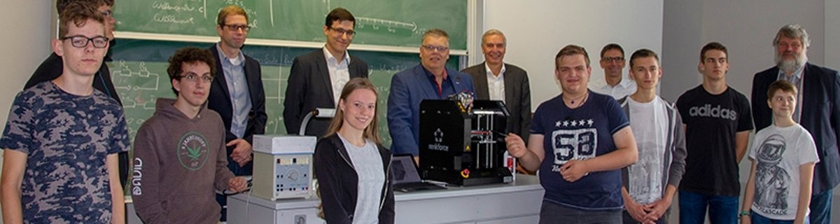 Der neue 3D-Drucker und der neue Projektkurs „MINT“ wurden am 12.07.2018 durch den Schulleiter, Herrn Jöbkes und den stellvertretenden Schulleiter, Herrn Marenbach, vorgestellt  