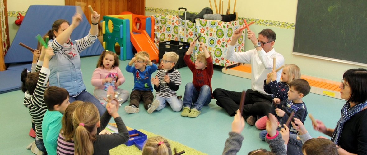 Der Geschäftsführer der Bürgerstiftung Schleiden, Marcel Wolter besuchte die Kindertagesstätte St. Nikolaus in Gemünd und unterstützte die Kinder fleißig beim Musizieren 