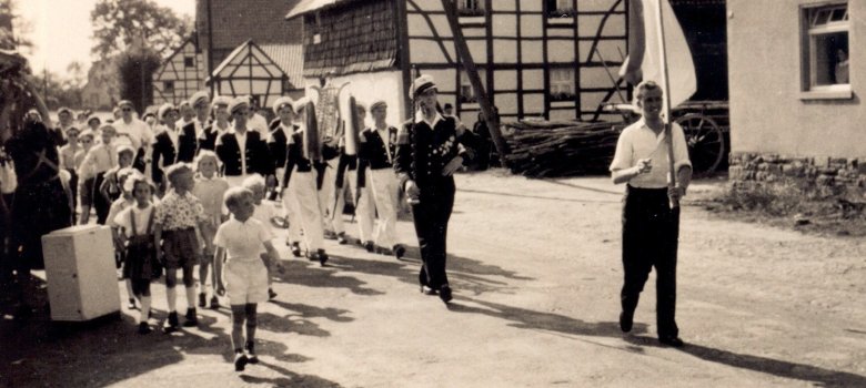 Sammlung H. Wolgarten und F.A. Heinen: Umzug durchs Dorf mit dem Tambourcorps „Eifelgold“ Herhahn-Morsbach 1952 e.V. Umzug durchs Dorf mit dem Tambourcorps „Eifelgold“ Herhahn-Morsbach 1952 e.V. (Foto: Walter Sistig/Sammlung H. Wolgarten und F.A. Heinen)