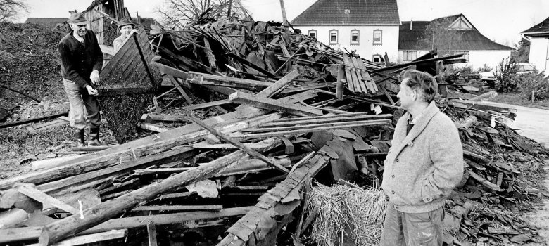 SA Schleiden, Bildsammlung: Durch Orkanböen zerstörte Fachwerkscheune in Kerperscheid, 1984 Durch Orkanböen zerstörte Fachwerkscheune in Kerperscheid, 1984. (Foto: Manfred Hilgers/SA Schleiden, Bildsammlung)