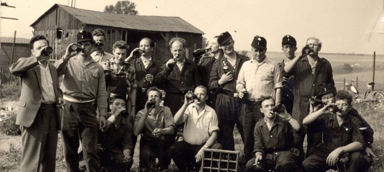 Freiwillige Feuerwehr Morsbach beim Durststillen nach vermutlich gelungener Löschübung. (Foto: Walter Sistig / Sammlung H. Wollgarten und F.A. Heinen) Freiwillige Feuerwehr Morsbach beim Durststillen nach vermutlich gelungener Löschübung. (Foto: Walter Sistig / Sammlung H. Wollgarten und F.A. Heinen)