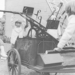 Kinder haben ihren Spaß mit der alten Morsbacher Handspritze beim Tag der offenen Tür in den siebziger Jahren. (Foto: Elvira Hilgers / Sammlung H. Wollgarten und F.A. Heinen)