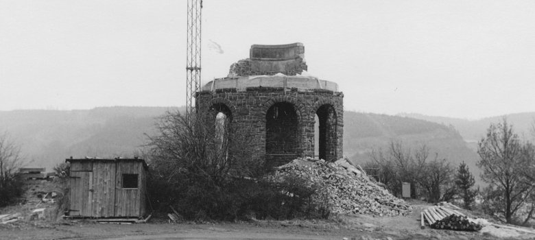 Instandsetzung des Kreiskriegerehrenmals „Tempelchen“ auf dem Ohligsköpfchen, November 1967. (Foto: Stadtarchiv Schleiden) Instandsetzung des Kreiskriegerehrenmals „Tempelchen“ auf dem Ohligsköpfchen, November 1967. (Foto: Stadtarchiv Schleiden)
