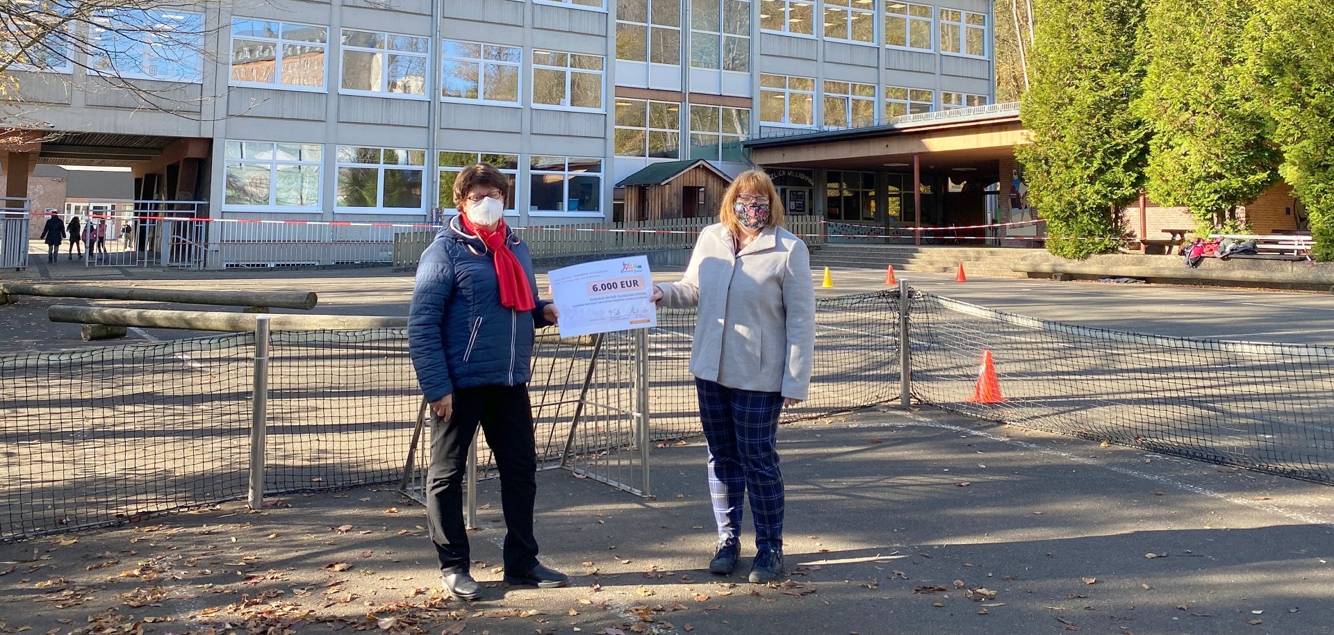Schulleiterin Irene Königsfeld und Ute Weis, stellvertretende Schulleiterin, freuen sich, dass an dieser Stelle bald ein professioneller Soccer Court steht.