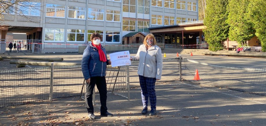 Schulleiterin Irene Königsfeld und Ute Weis, stellvertretende Schulleiterin, freuen sich, dass an dieser Stelle bald ein professioneller Soccer Court steht.