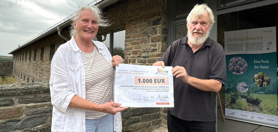 Die Biologen Maria Pfeifer und Dr. Karl-Heinz Linne von Berg nahmen den Scheck von der Bürgerstiftung Schleiden entgegen.