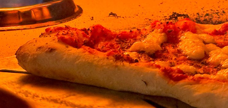 Premiere beim Schnuppertag: Frisch gebackene Pizza aus dem neuen Pizzaofen.