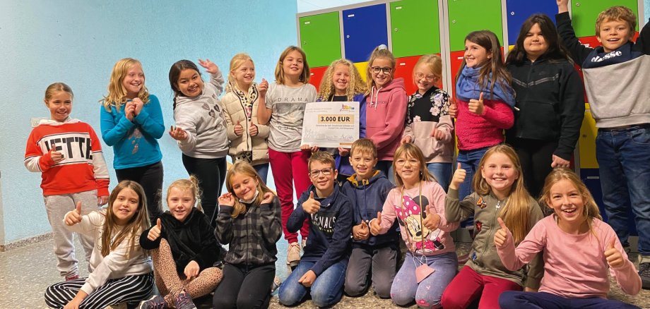 Freuen sich auf jede Menge Spaß und Bewegung beim TRIXITT Schulsport-Event am 3. Mai 2023: Die Schüler:innen der Grundschule Schleiden.