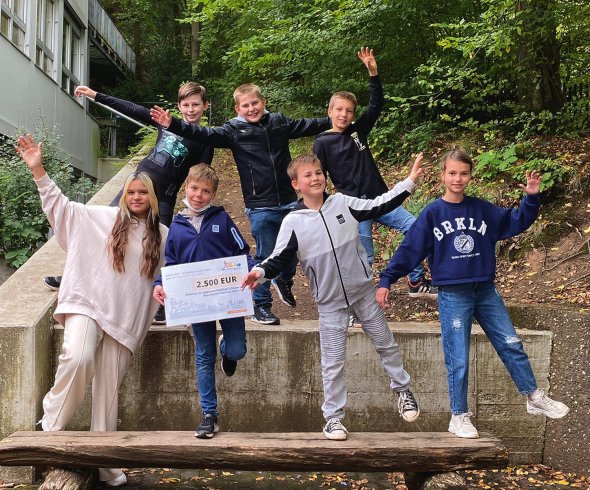 Zum 60-jährigen Jubiläum 2023 soll ein neuer Schulpullover das Gemeinschaftsgefühl der Schulgemeinschaft nach außen tragen. Die Bürgerstiftung unterstützte hier mit 2.500 Euro.