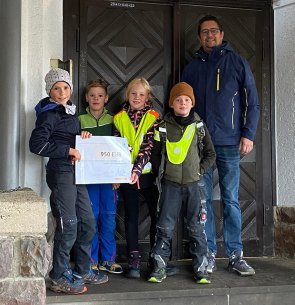 Dirk Huppertz vom Verein der Freunde und Förderer der  Grundschule Dreiborn und ein paar Grundschulkinder nahmen den Förderscheck der Bürgerstiftung entgegen.