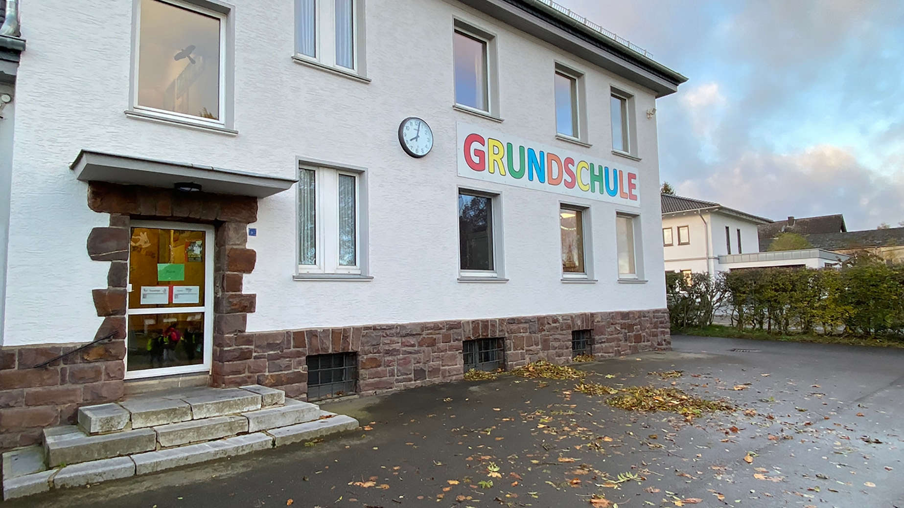 Die große Schuluhr auf dem Schulhof der Grundschule Dreiborn hilft den Kindern künftig, die Uhrzeiten zu lernen und auch Zeitspannen in den Pausen besser einzuschätzen.