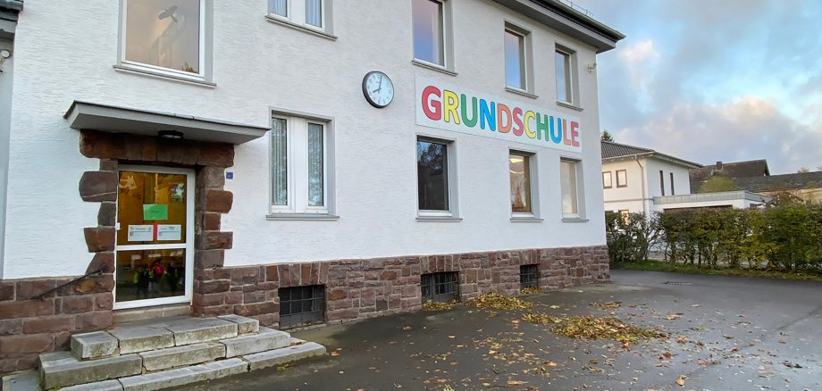 Die große Schuluhr auf dem Schulhof der Grundschule Dreiborn hilft den Kindern künftig, die Uhrzeiten zu lernen und auch Zeitspannen in den Pausen besser einzuschätzen.