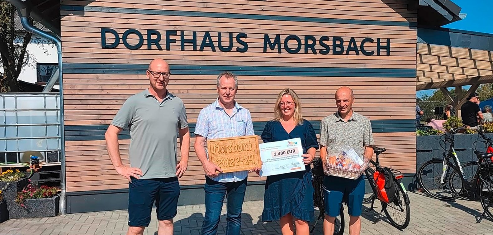Ingo Pfennings, Vorstandsvorsitzender der Bürgerstiftung Schleiden, überreichte den Vertretern der Dorfgemeinschaft Wolfgang Laukart, Claudia Dreßen und Stephan Kirch (v.l.) den symbolischen Förderscheck.