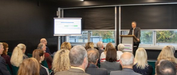Im künftigen Multifunktionsraum, auch für Schwarzlichttheater gedacht, betonte Rudolf Westerburg, Vorsteher Schulzweckverband Hellenthal-Kall-Schleiden, die hohe Bedeutung von Sport und Bewegung für die Förderschüler. 