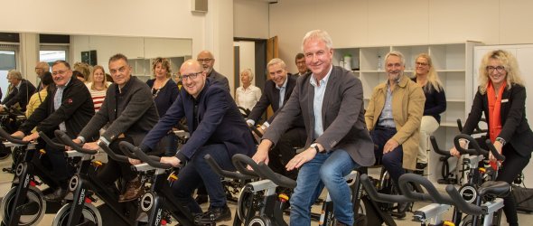 Fit auf dem Indoor-Rad kann man beim „Spinning“ werden, wie die Unterstützer der Astrid-Lindgren Schule bei der offiziellen Einweihung zeigten. Der SSV Gemünd hat zehn der momentan zwölf Räder zur Verfügung gestellt. 