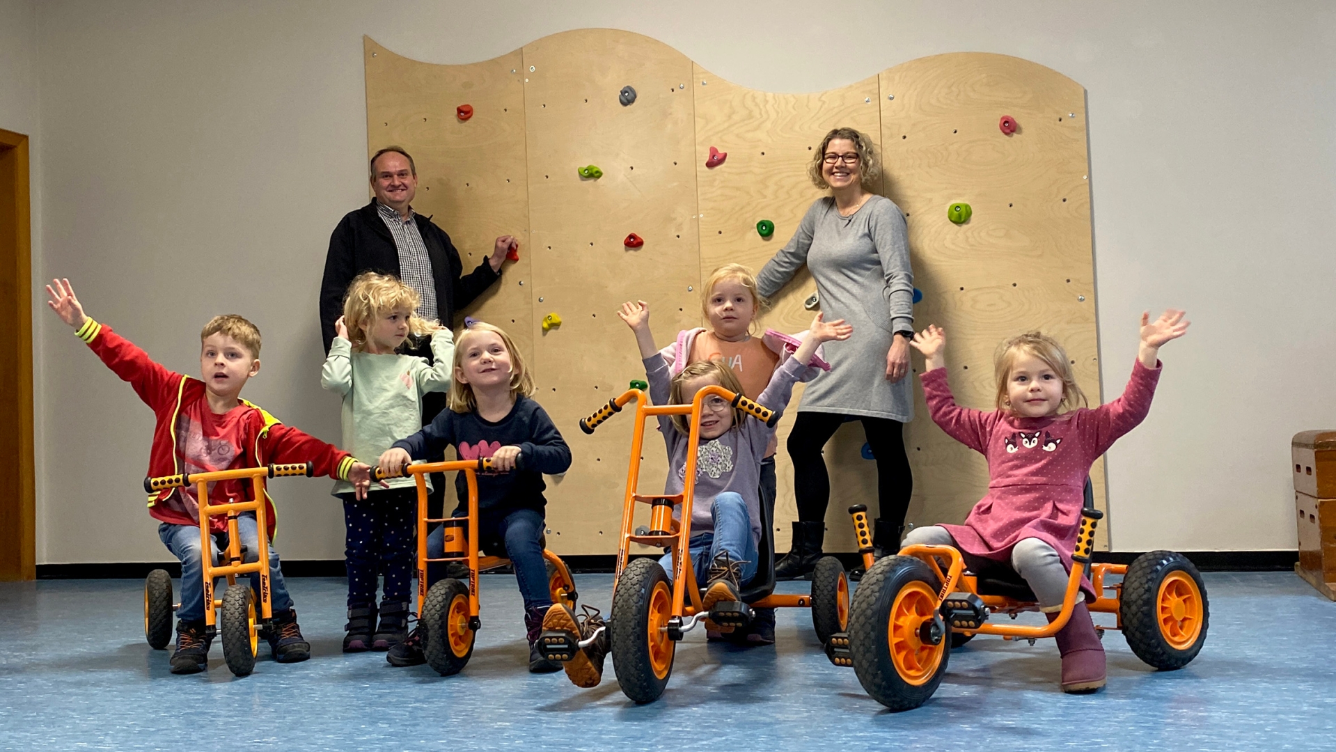 Einige Kinder der Kindertagesstätte Harperscheid „Wilde Wiese“ präsentierten den Vertretern der Dorfgemeinschaft Harperscheid, Tatjana Schmidt und Dirk Hörnchen ihre  Fahrzeuge, die sie im Sommer bereits ausgiebig auf dem Außengelände getestet haben.