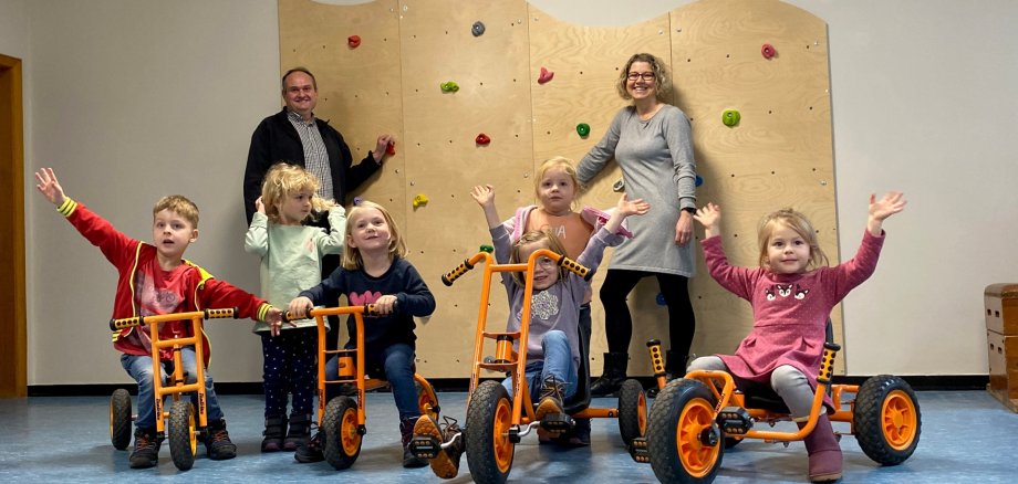 Einige Kinder der Kindertagesstätte Harperscheid „Wilde Wiese“ präsentierten den Vertretern der Dorfgemeinschaft Harperscheid, Tatjana Schmidt und Dirk Hörnchen ihre  Fahrzeuge, die sie im Sommer bereits ausgiebig auf dem Außengelände getestet haben.