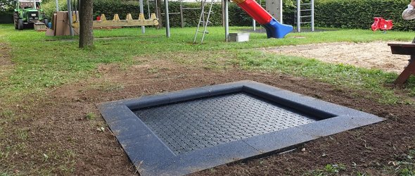 Auf dem Dorfplatz Harperscheid wurde ein Bodentrampolin installiert.