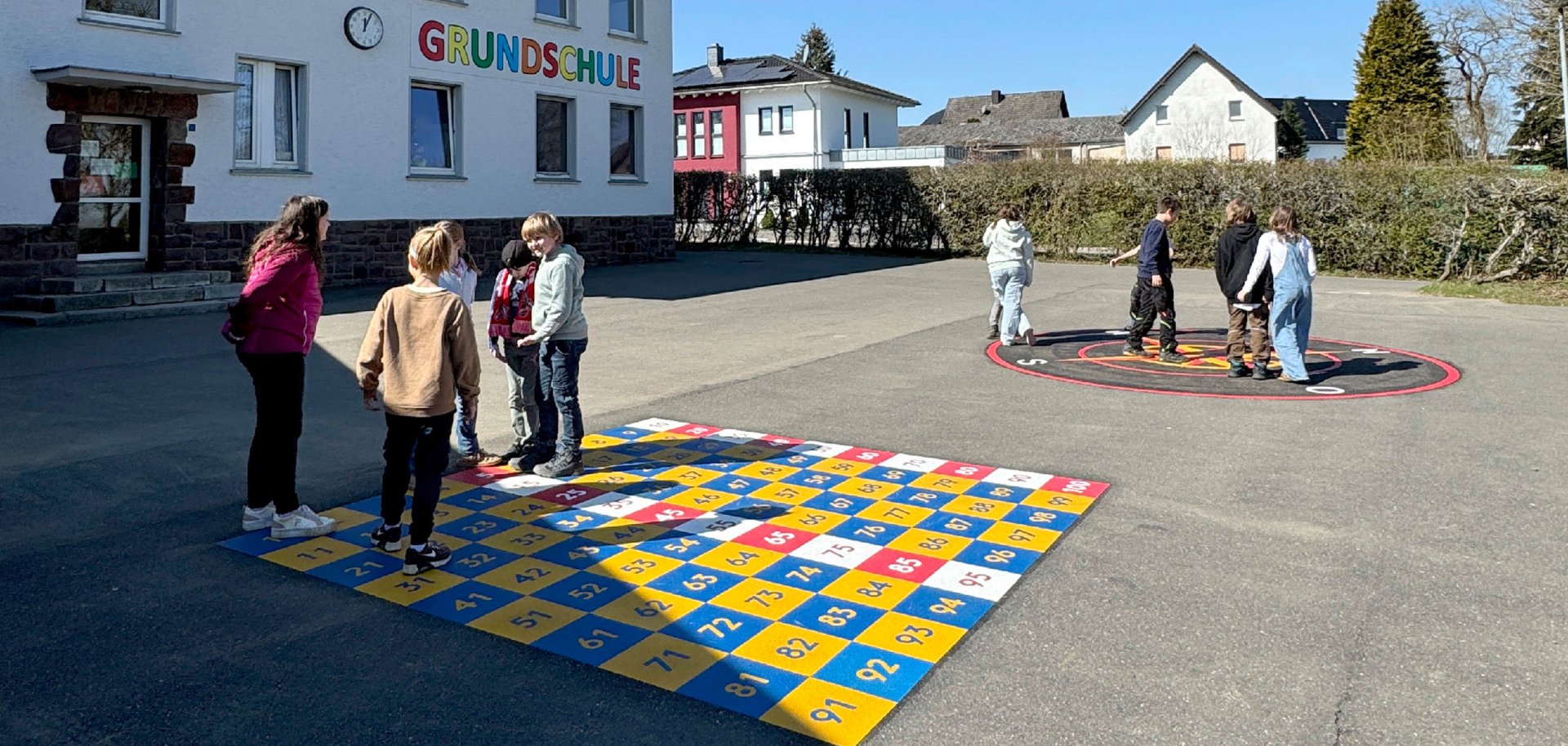 Die neuen Bewegungselemente auf dem Schulhof der Grundschule Dreiborn wurden am Tag nach der Fertigstellung in Beschlag genommen.