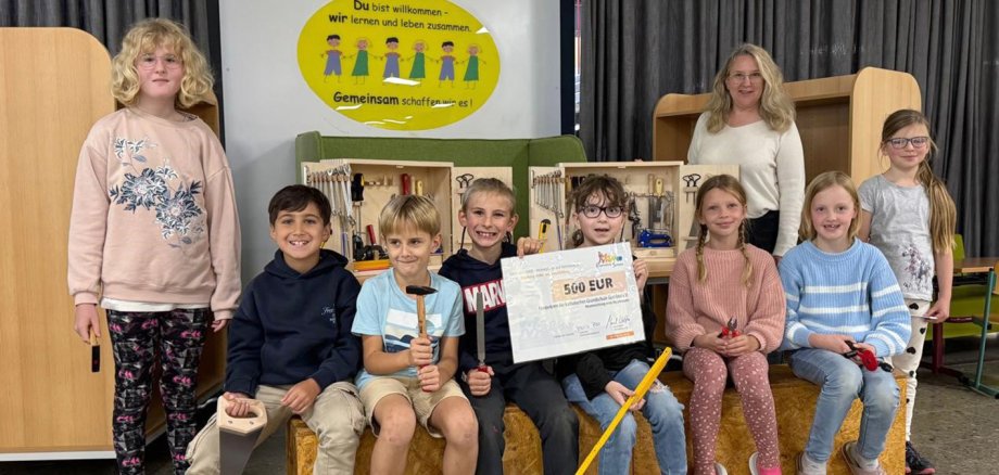 Die Kinder der Gemünder Grundschule freuen sich über die ersten Werkzeuge für den neuen Kreativraum.