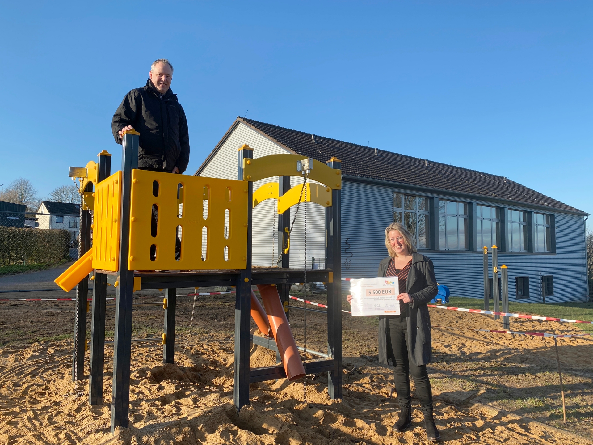 Claudia Dreßen und Wolfgang Laukart von der Dorf- und Bürgergemeinschaft Herhahn-Morsbach e.V. am neu installierten Spielgerät auf dem Spielplatz in Herhahn. 