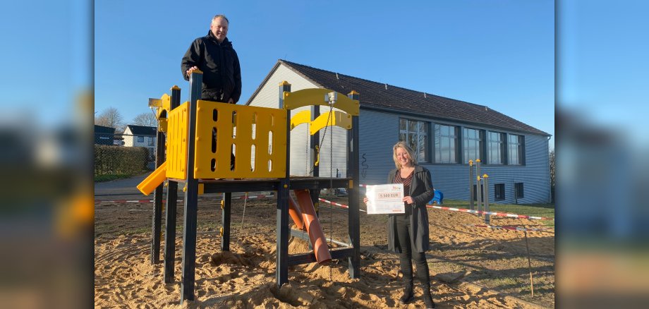 Claudia Dreßen und Wolfgang Laukart von der Dorf- und Bürgergemeinschaft Herhahn-Morsbach e.V. am neu installierten Spielgerät auf dem Spielplatz in Herhahn. 