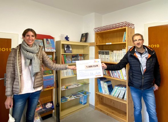 Anne Gossen, Lehrerin am Grundschulstandort Dreiborn und Sascha Franke vom Verein der Freunde und Förderer der Kath. Grundschule Dreiborn freuten sich über die Förderung der Bürgerstiftung Schleiden.