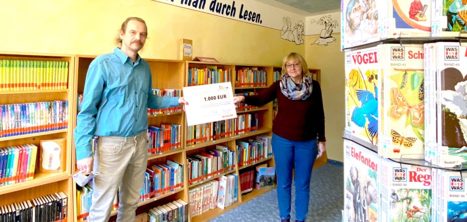Marcus Heinen vom Förderkreis der katholischen Grundschule Gemünd und Schulleiterin Brigitte Wilhelms nahmen den Förderscheck der Bürgerstiftung Schleiden entgegen. 