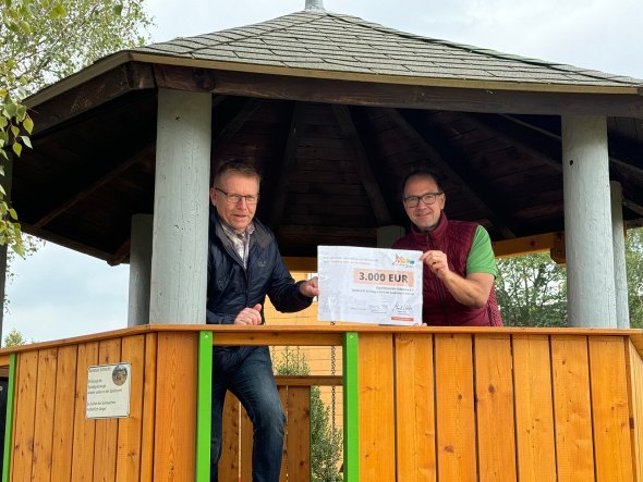 Alwin Hahn und Christoph Groß nahmen den symbolischen Förderscheck der Bürgerstiftung Schleiden in Höhe von 3.000 Euro entgegen.