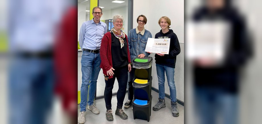 Freuen sich über die neuen Müll-Trennsysteme  in den Klassenräumen: v.l. Stefan Marenbach  (Stellvertretender Schulleiter), Marion  Lenzen (Kassiererin Förderverein Sleidania),  Jona Bastgen und Hlynur Jakob Limbeck (AG  für Nachhaltigkeit).