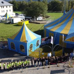Zirkusprojekt der Grundschule Schleiden - Das Zirkuszelt aus der Vogelperspektive.