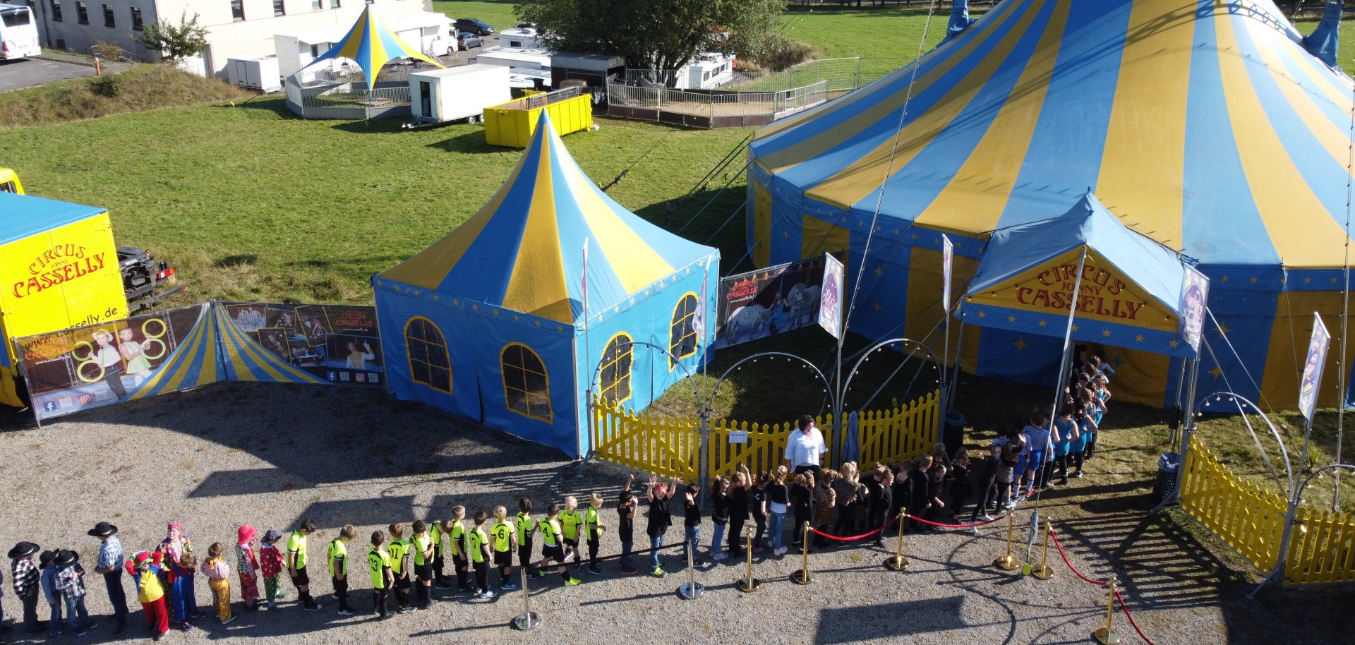 Zirkusprojekt der Grundschule Schleiden - Das Zirkuszelt aus der Vogelperspektive.