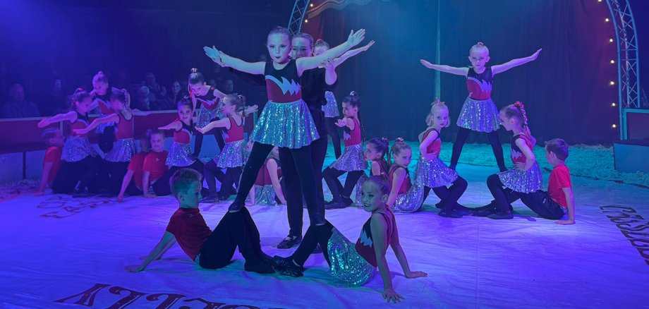 Vorhang auf und Manege frei! Schülerinnen und Schüler der Grundschule Schleiden probten eine Woche lang für eine große Zirkusshow.