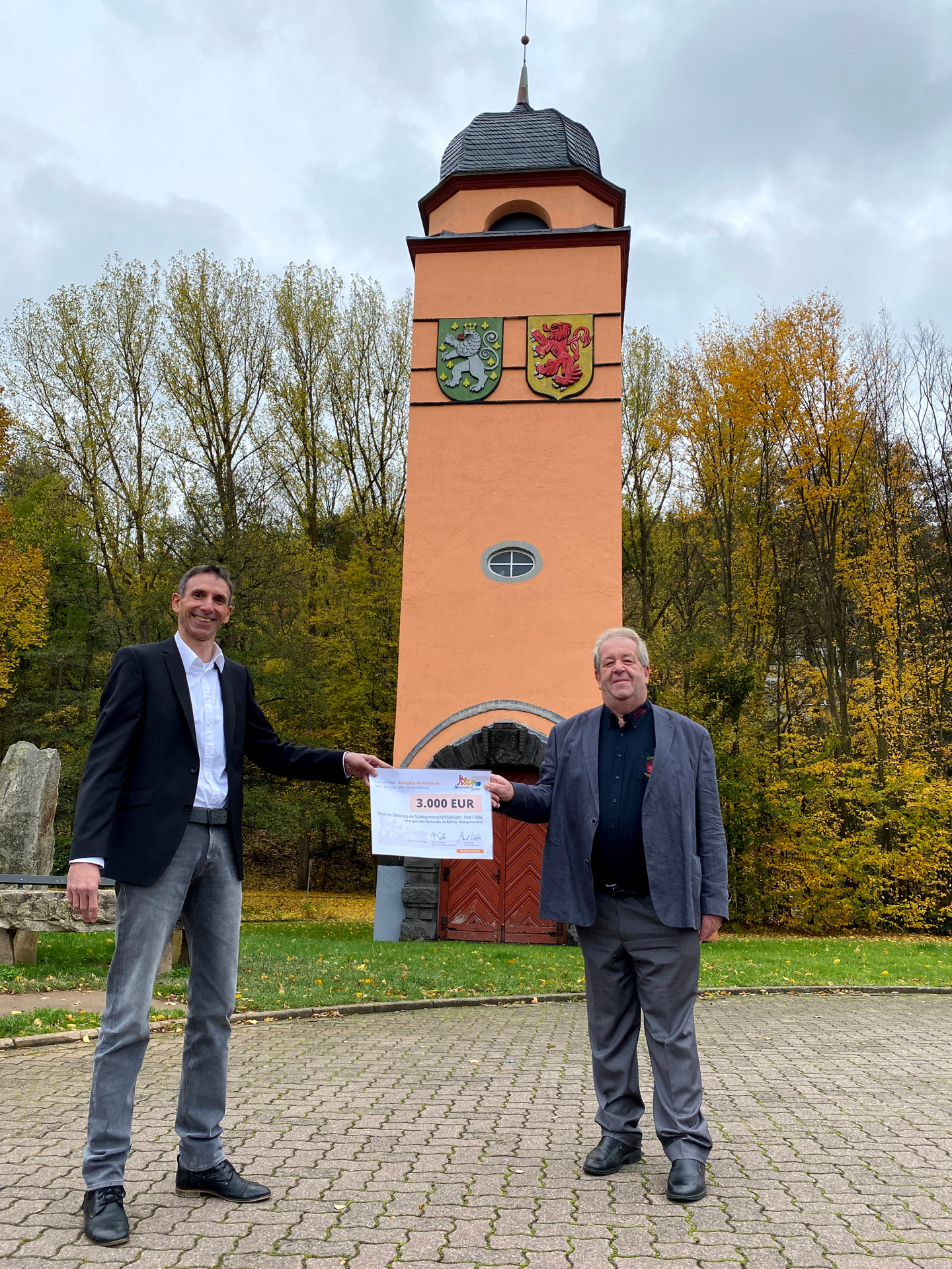 Der Geschäftsführer der Bürgerstiftung Schleiden, Marcel Wolter, übergab den Förderscheck in Höhe von 3.000 Euro an Norbert Niebes, 2. Vorsitzender des Partnerschaftsvereins.