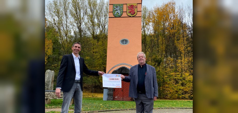 Der Geschäftsführer der Bürgerstiftung Schleiden, Marcel Wolter, übergab den Förderscheck in Höhe von 3.000 Euro an Norbert Niebes, 2. Vorsitzender des Partnerschaftsvereins.