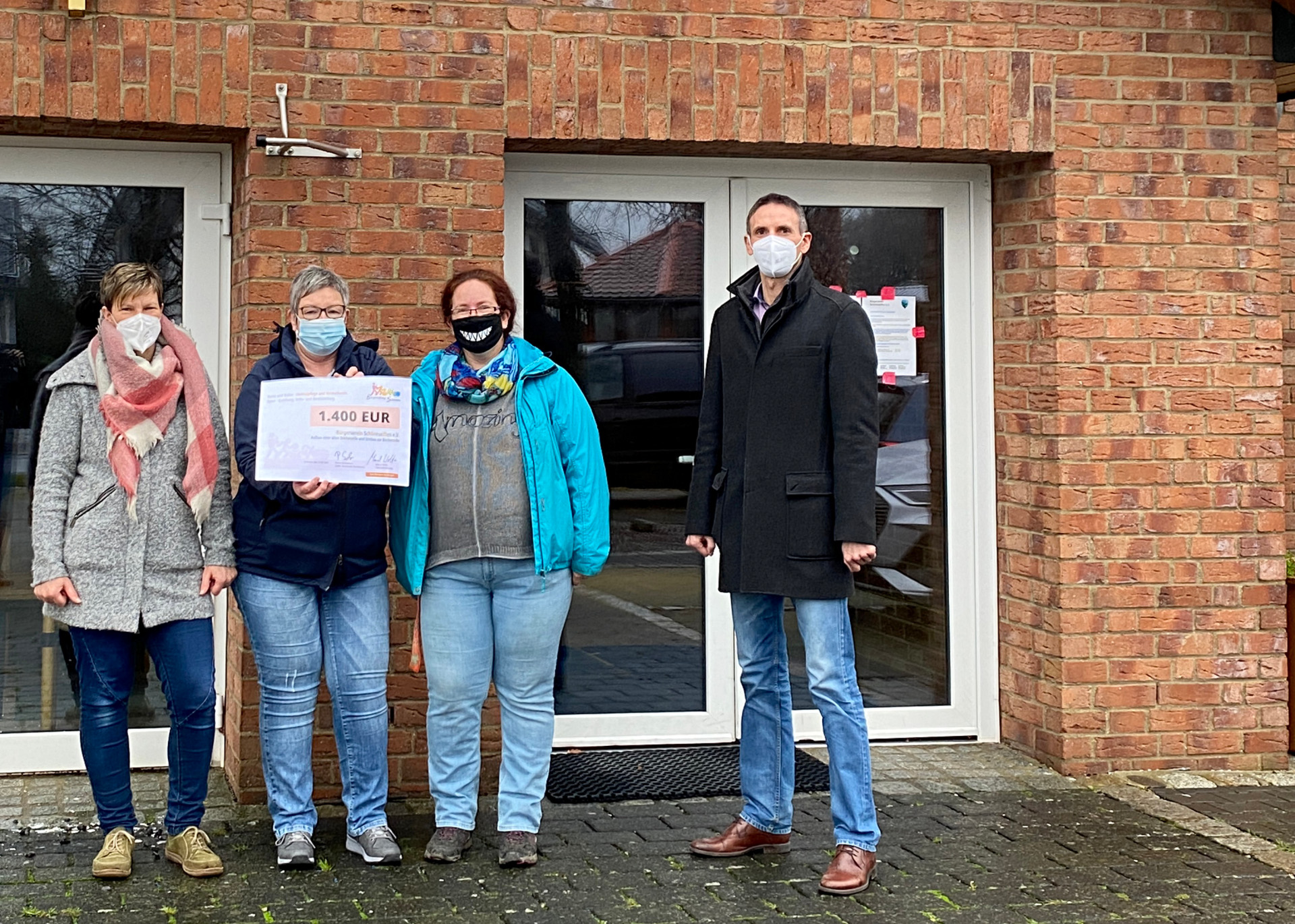 Michaela Zimmer, Edith Kupp und Bianca Gehlen (v.l.) vom Bürgerverein Schöneseiffen nehmen den Förderscheck von Marcel Wolter, Geschäftsführer der Bürgerstiftung Schleiden, entgegen. Mit dem Geld möchten sie im Frühjahr den Platz vor dem Bürgerhaus mit einem Bücherschrank bereichern.