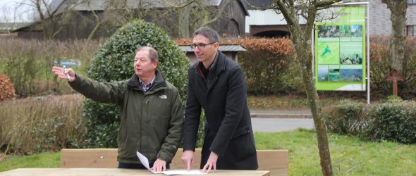 Der Vorsitzende der Dorf- und Bürgergemeinschaft Herhahn-Morsbach, Herbert Mey, erläutert dem Geschäftsführer der Bürgerstiftung Schleiden, Marcel Wolter, die Modernisierungspläne für den Dorfplatz in Herhahn 