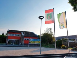 Platz mit zwei Fahnenmasten.