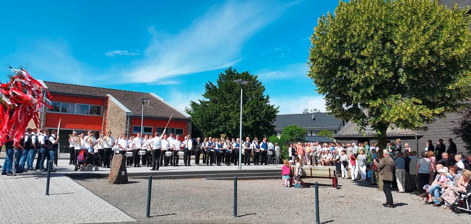 Der Dreiborner Dorfplatz noch ohne Fahnenmaste bei der Kirmes 2016.