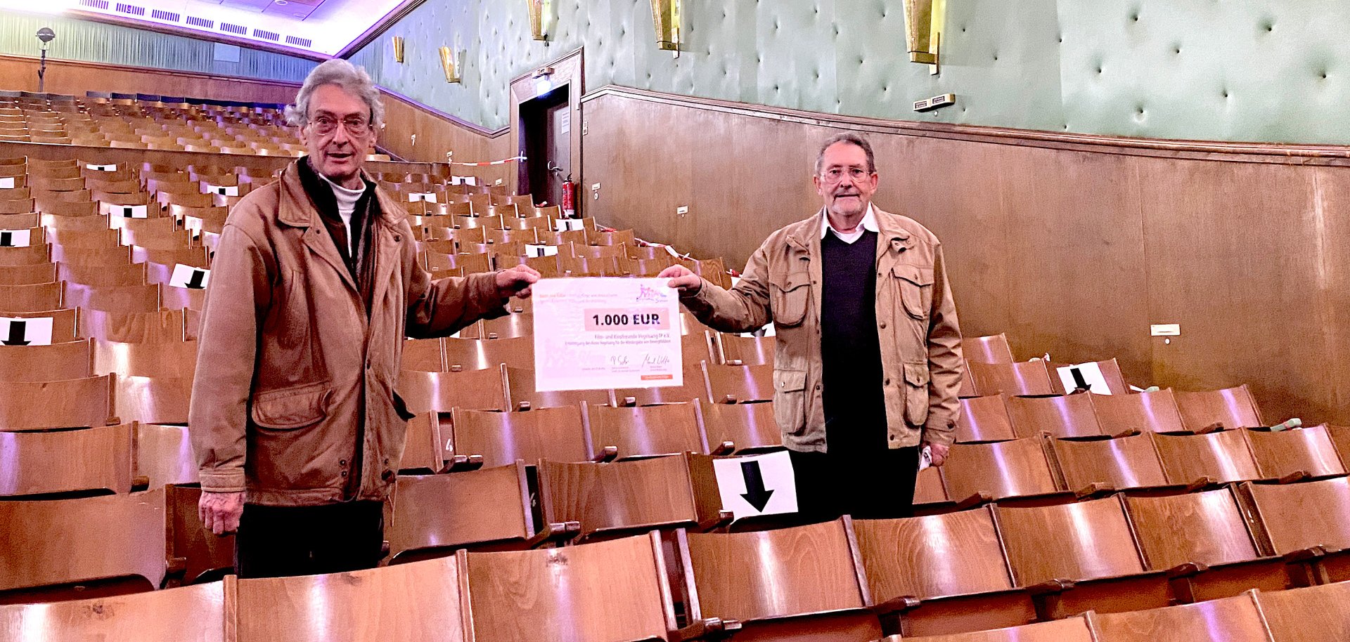 Hans-Lothar Wißkirchen (li.) und Wolfram Wißkirchen (re.) nahmen den symbolischen Förderscheck der Bürgerstiftung Schleiden im Kulturkino Vogelsang IP entgegen.