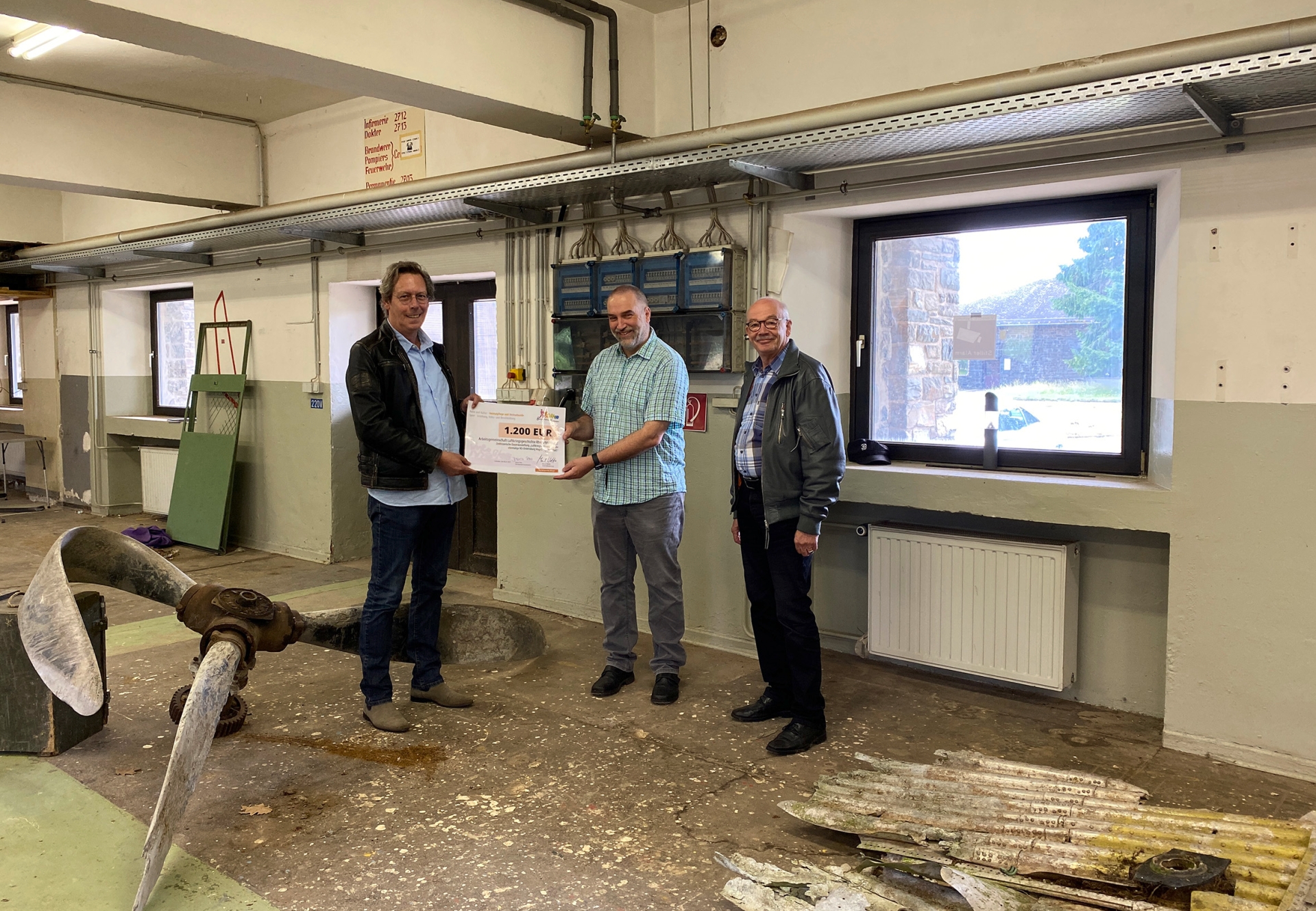 Stellvertretender Kuratoriumsvorsitzender Bernd Kehren (links) überreichte den Förderscheck der Bürgerstiftung Schleiden an den 1. Vorsitzenden der AG Luftkriegsgeschichte, Frank Güth. Projektleiter Fritz Wiebel (rechts) von der Firma TodaySystems, verantwortlich für die bauliche Umsetzung der Ausstellung war bei der Scheckübergabe ebenfalls vor Ort.