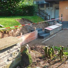 Sanierung des Dorfplatzes in Harperscheid - Sitzstufen.