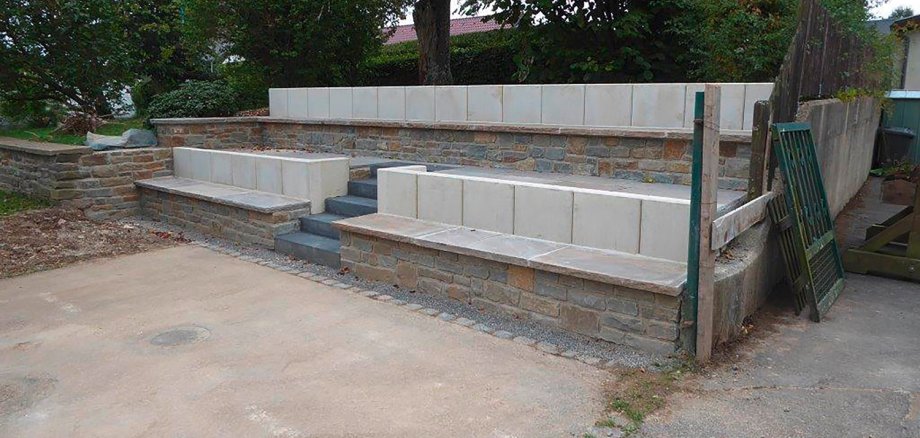 Sanierung des Dorfplatzes in Harperscheid - fertige Treppe mit Sitzstufen.