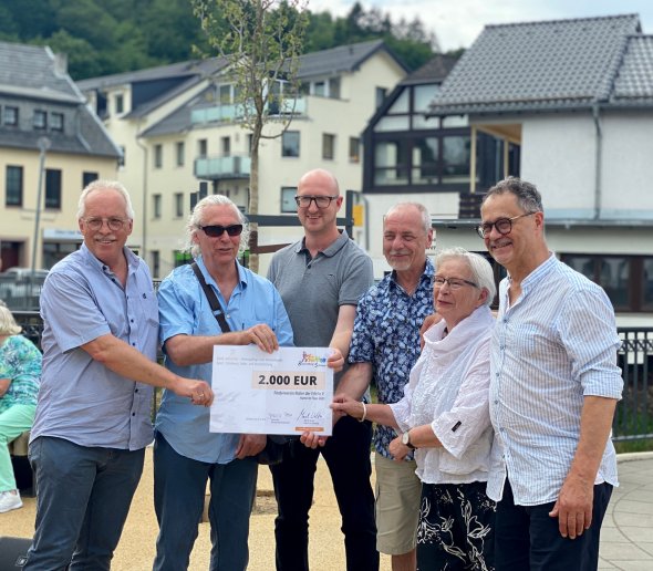 Christoph Kammers (l.), Vorstandsmitglied der Bürgerstiftung Schleiden überreichte den Förderscheck an Jürgen A. Roder, Rainer Martens, Eva-Maria Hermanns und Lothar Braunisch vom Förderverein Maler der Eifel. Bürgermeister Ingo Pfennings war ebenfalls bei der Ausstellungseröffnung vor Ort und richtete seine Grußworte an den Verein.