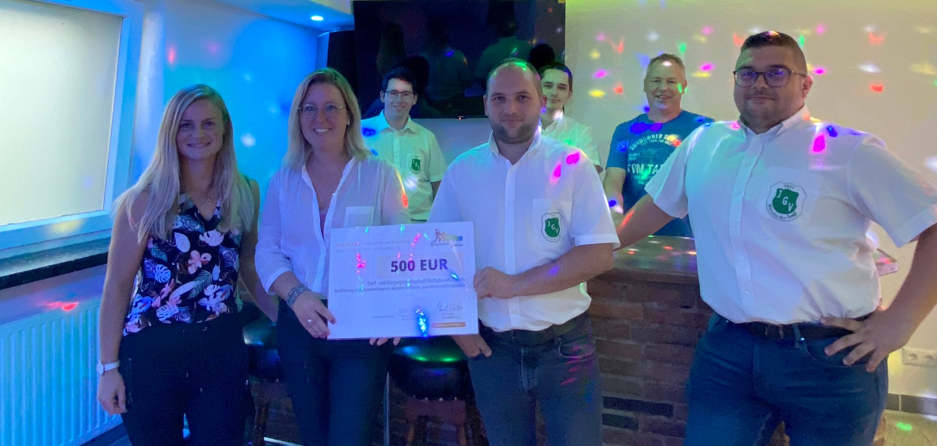 Kuratoriumsvorsitzende Jessica Rau (l.) war vom frisch renovierten Jugendraum begeistert, den Vertreter der Dorf- und Bürgergemeinschaft sowie einige Mitglieder des „JGV Morsbacher Jonge“ beim 50+2 Jubiläum stolz präsentierten.